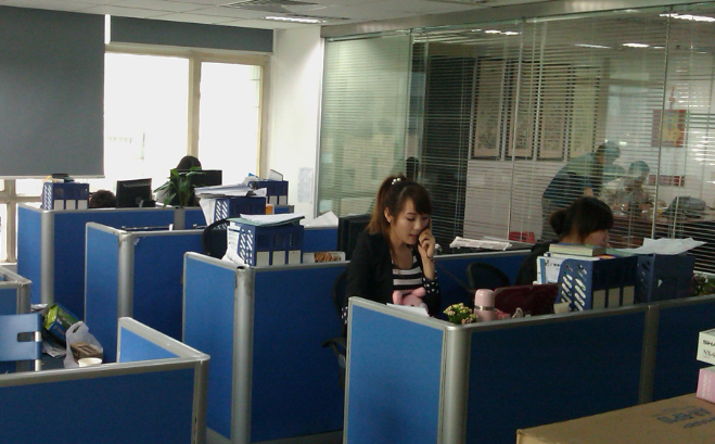 爱普生与NEC投影机对比分析：会议室与教室场景选型参考