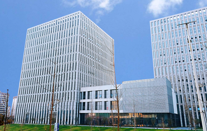 2025年投影显示技术趋势：激光光源与4K普及对系统集成方案的影响